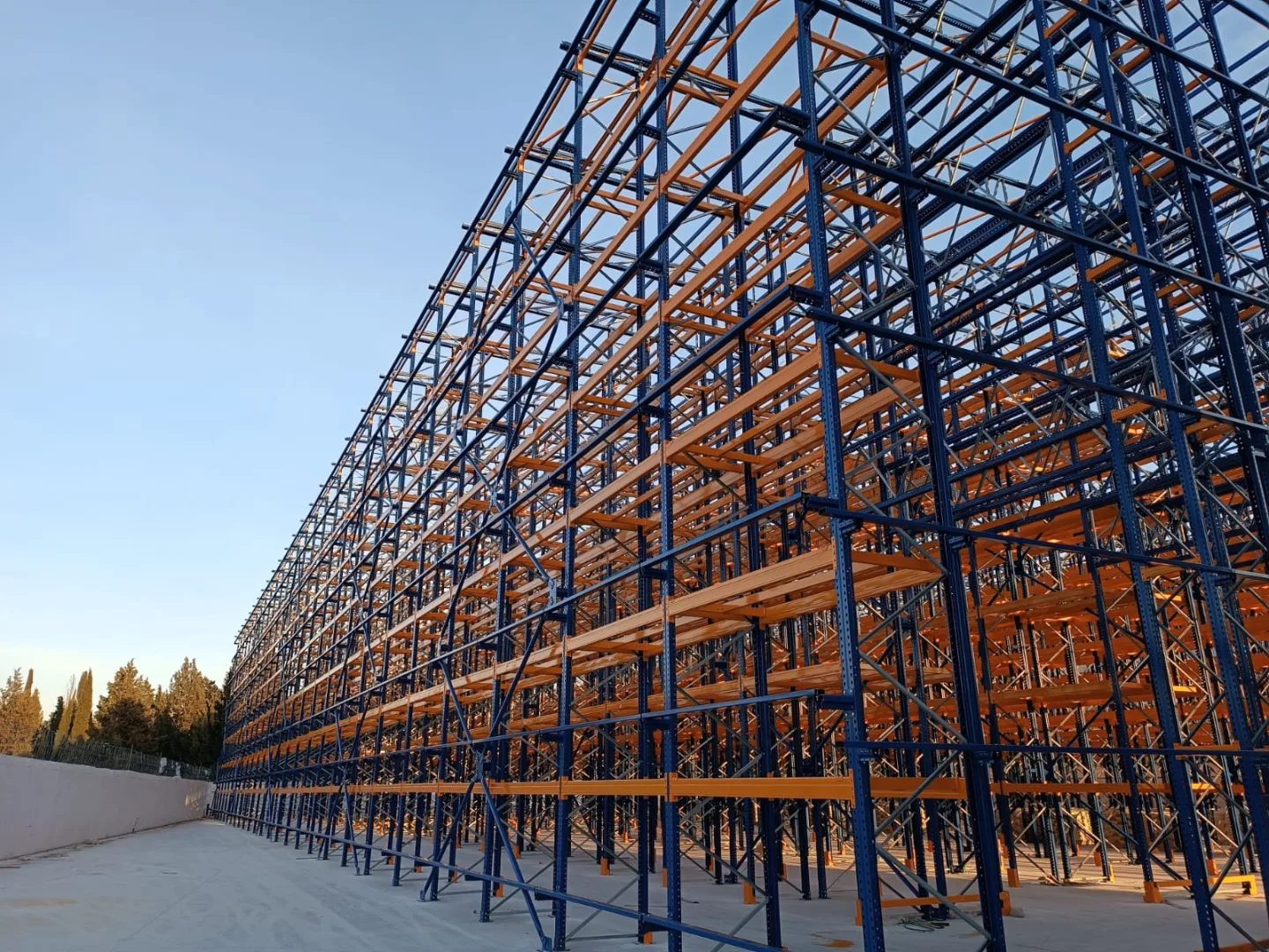 Kemalpaşa'da teslim edilen 11,75 m yüksekliğinde palet raf deposu